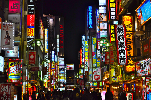 Kehidupan Malam dengan Lampu Neon Terang di Tokyo (sumber)