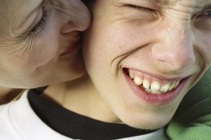 04-Jika-Anak-Memeluk-dan-Mencium-Orang-Dewasa-adalah-Hal-Wajar.jpg